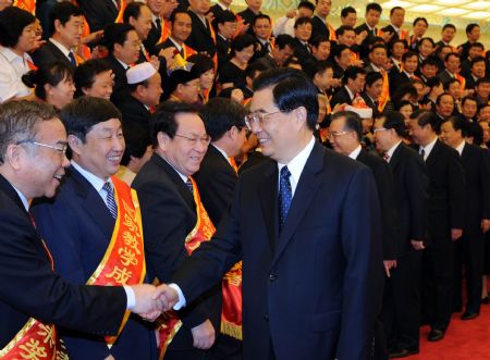 Chinese leaders Hu Jintao, Wen Jiabao, Li Changchun and Xi Jinping shake hands with representatives of outstanding teachers in Beijing, capital of China, on Sept. 9, 2009. [Xinhua]