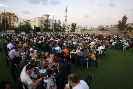 Palestinian Muslims attend a collective meal after the sunset prayer during the holy month of Ramadan in Gaza City, Palestine, Sept. 9, 2009. [Wissam Nassar/Xinhua]