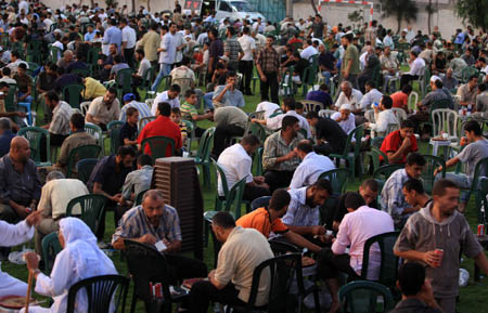 Palestinian Muslims attend a collective meal after the sunset prayer during the holy month of Ramadan in Gaza City, Palestine, Sept. 9, 2009. [Wissam Nassar/Xinhua]