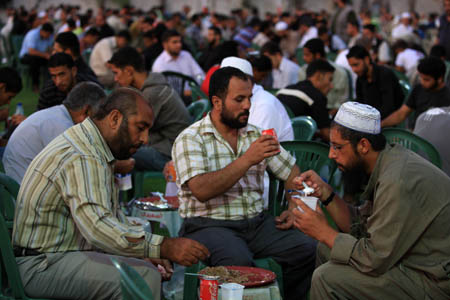 Palestinian Muslims attend a collective meal after the sunset prayer during the holy month of Ramadan in Gaza City, Palestine, Sept. 9, 2009. [Wissam Nassar/Xinhua]