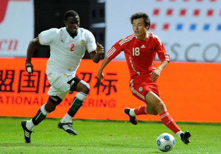 China's Gao Lin (R) drives the ball during an international friendly match against Senegal in Harbin, capital of northeast China's Heilongjiang Province, on Sept. 9, 2009. The match ended 0-0. (Xinhua/Li Yong)