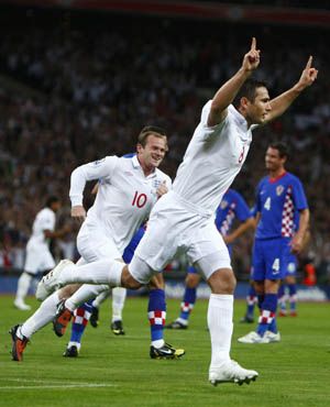 England's Frank Lampard celebrates (R) with teammate Wayne Rooney after scoring a penalty kick against Croatia during their World Cup 2010 qualifying soccer match at Wembley Stadium in London, September 9, 2009.(Xinhua/Reuters Photo)