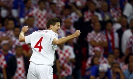England's Steven Gerrard celebrates after scoring against Croatia during their World Cup 2010 qualifying soccer match at Wembley Stadium in London September 9, 2009.(Xinhua/Reuters Photo) 