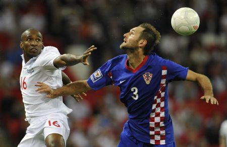 England's Jermain Defoe (L) challenges Croatia's Josip Simunic during their World Cup 2010 qualifying soccer match at Wembley Stadium in London September 9, 2009.(Xinhua/Reuters Photo) 