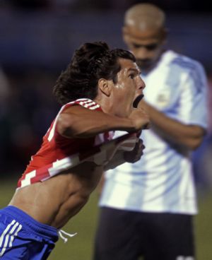 Paraguay's Nelson Haedo (L) celebrates in front of Argentina's Juan Sebastian Veron after scoring during their World Cup 2010 qualifying soccer match in Asuncion September 9, 2009.(Xinhua/Reuters Photo) 