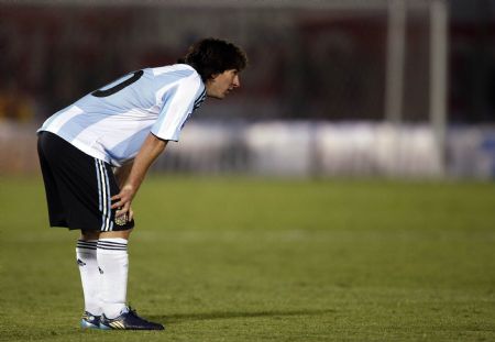 Argentina's Lionel Messi pauses during their World Cup 2010 qualifying soccer match against Paraguay in Asuncion September 9, 2009.(Xinhua/Reuters Photo) 