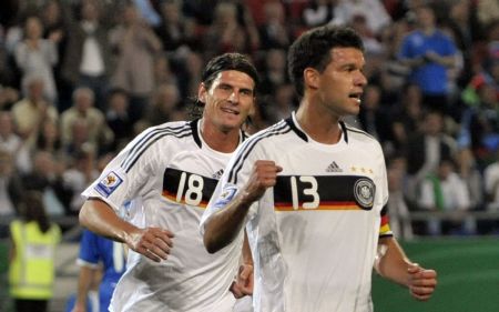 Germany's Michael Ballack (R) and Mario Gomez celebrate Ballack's goal against Azerbaijan during their World Cup 2010 qualifying soccer match in Hanover September 9, 2009.(Xinhua/Reuters Photo) 