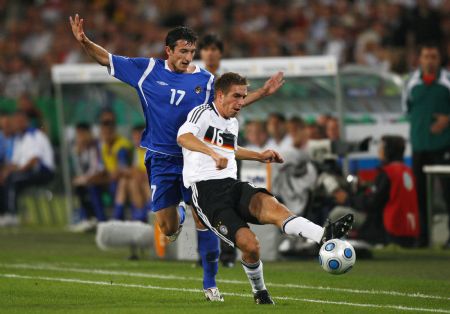 Germany's Philipp Lahm challenges Vugar Nadirov (L) of Azerbaijan during their World Cup 2010 qualifier soccer match in Hanover September 9, 2009.(Xinhua/Reuters Photo) 