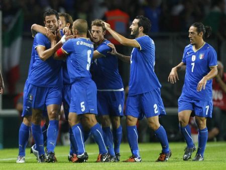 Italy's Fabio Grosso (L) is congratulated by his teammates after scoring against Bulgaria during their World Cup 2010 qualifying soccer match at the Olympic stadium in Turin September 9, 2009.(Xinhua/Reuters Photo) 