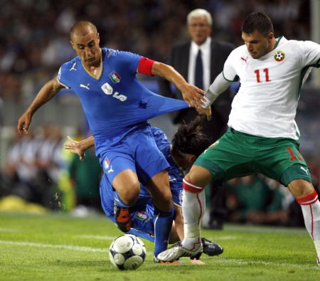 Italy's Fabio Cannavaro (L) and Bulgaria's Valerie Bojinov fight for the ball during their World Cup 2010 qualifying soccer match at the Olympic Stadium in Turin September 9, 2009.(Xinhua/Reuters Photo) 