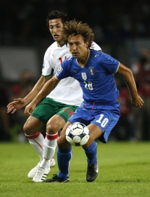 Italy's Andrea Pirlo (R) fights for the ball against Bulgaria's Stanislav Manolev during their World Cup 2010 qualifying soccer match at the Olympic stadium in Turin September 9, 2009.(Xinhua/Reuters Photo) 
