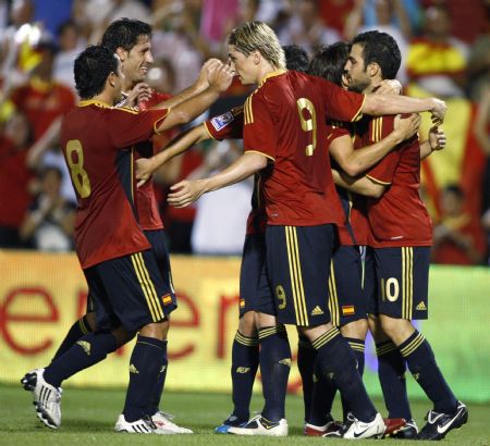 Spain's players celebrate with Cesc Fabregas (R) after he scored against Estonia during their World Cup 2010 qualifying soccer match at the Romano stadium in Merida, September 9, 2009.(Xinhua/Reuters Photo)