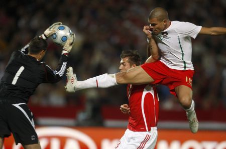 Portugal's Pepe (R) challenges Hungary's goalkeeper Gabor Babos during their 2010 World Cup qualifying soccer match at Budapest's Puskas stadium September 9, 2009.(Xinhua/Reuters Photo) 