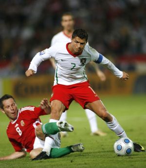 Portugal's Cristiano Ronaldo (C) is challenged by Hungary's Pal Dardai during their 2010 World Cup qualifying soccer match at Budapest's Puskas stadium September 9, 2009.(Xinhua/Reuters Photo) 