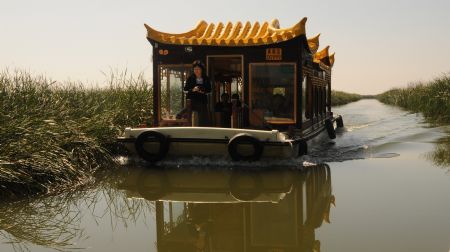 Tourists visit the everglade by boat at the Hengshui Lake, Hengshui, north China's Hebei Province, Sept. 9, 2009.(Xinhua/Wang Min) 