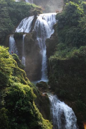 Photographers shoots the Sanla waterfalls in Guangnan County, Zhuang and Miao Autonomous Prefecture of Wenshan Autonomous Prefecture, southwest China's Yunnan Province, Sept. 6, 2009. (Xinhua/Chen Haining)