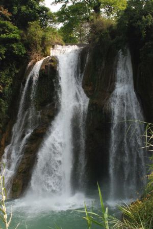 Photographers shoots the Sanla waterfalls in Guangnan County, Zhuang and Miao Autonomous Prefecture of Wenshan Autonomous Prefecture, southwest China's Yunnan Province, Sept. 6, 2009. (Xinhua/Chen Haining)