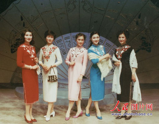 Chinese models travel overseas for the first time to Paris in 1985.