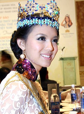 Zhang Zilin won the championship of Miss World in China. She was the first Chinese Miss World.