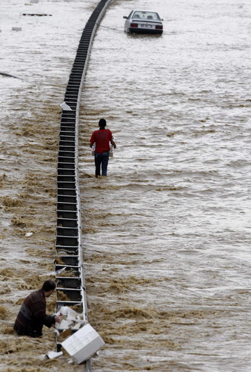 People are seen on a flooded highway in Istanbul September 9, 2009.