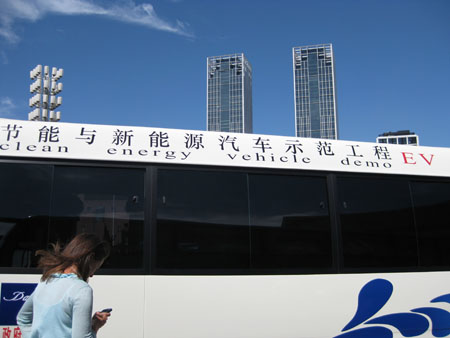 Hybrid energy shuttle bus for the meeting [Catherine Guo / China.org.cn]