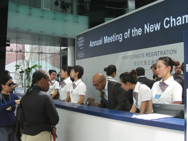 Registration desk for participants of the Summer Davos Annual Meeting in the Modern Museum of Dalian, 2009 [Catherine Guo / China.org.cn]