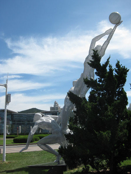 Sculpture in front of the World Expo Center, the conference building for 2009 Summer Davos meeting [Catherine Guo / China.org.cn]