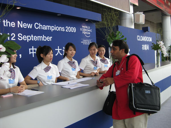 Volunteers answer questions at the World Expo Center [Catherine Guo / China.org.cn]