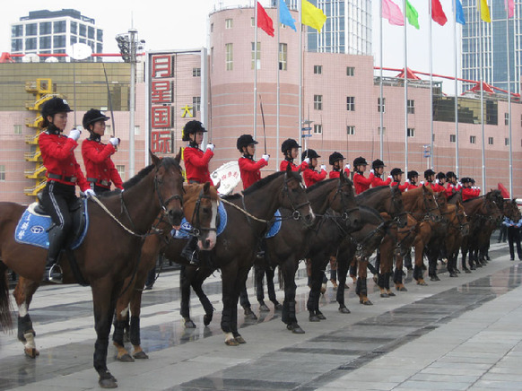 Mounted policewomen at the 2009 Summer Davos Meeting in Dalian, northeast China&apos;s Liaoning Province. The meeting from Sept.10 to Sept.12 attracts over 1,300 participants from 86 countries. [Catherine Guo / China.org.cn]