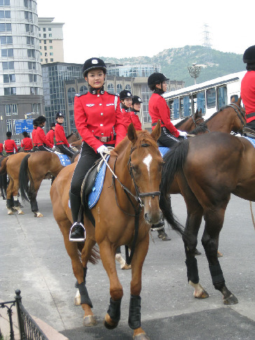 Mounted policewomen at the 2009 Summer Davos Meeting in Dalian, northeast China&apos;s Liaoning Province. The meeting from Sept.10 to Sept.12 attracts over 1,300 participants from 86 countries. [Catherine Guo / China.org.cn]