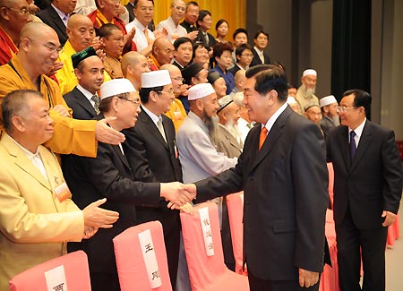 Jia Qinglin (Front R), chairman of the National Committee of the Chinese People's Political Consultative Conference, shakes hands with representatives of the first session of the third China Committee on Religion and Peace in Beijing, capital of China, on Sept. 10, 2009. (Xinhua/Liu Jiansheng.(Xinhua 