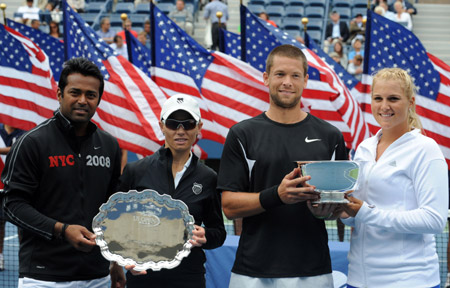 American wildcards Carly Gullickson (1st R)/Travis Parrott (2nd R) and Leander Paes of India (1st L)/Cara Black of Zimbabwe show their trophies of the mixed doubles match at the U.S. Open tennis tournament in New York, the U.S., Sept. 10, 2009. Carly Gullickson and Travis Parrott stunned defending Cara Black and Leander Paes 2-0 to win the championship on Thursday. (Xinhua/Shen Hong)