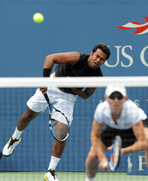 Leander Paes (L) of India and Cara Black of Zimbabwe compete against American wildcards Carly Gullickson and Travis Parrott during the mixed doubles match at the U.S. Open tennis tournament in New York, the U.S., Sept. 10, 2009. (Xinhua/Shen Hong)