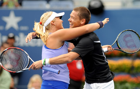 American wildcards Carly Gullickson (L) and Travis Parrott hug each other to celebrate their triumph in the mixed doubles match at the U.S. Open tennis tournament in New York, the U.S., Sept. 10, 2009. (Xinhua/Shen Hong)