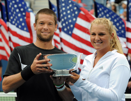 American wildcards Carly Gullickson (R) and Travis Parrott show their trophy of the mixed doubles match at the U.S. Open tennis tournament in New York, the U.S., Sept. 10, 2009. (Xinhua/Shen Hong)