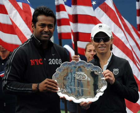 Cara Black (R) of Zimbabwe and Leander Paes of India display their trophy after they won second place during the mixed doubles match at the U.S. Open tennis tournament in New York, the U.S., Sept. 10, 2009. (Xinhua/Shen Hong)