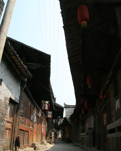 Wooden houses line the deep stone lanes in Hibiscus Town. [Photo:CRIENGLISH.com/Duan Xuelian] 