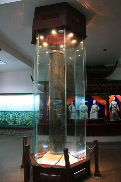 The Xizhou copper pillar stands in the town's Exhibition Hall for Folk Customs. [Photo:CRIENGLISH.com/Duan Xuelian]