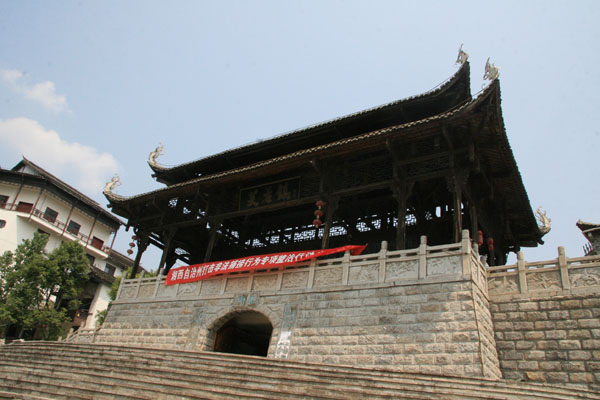 The gate tower of ancient Hibiscus Town. [Photo:CRIENGLISH.com/Duan Xuelian]