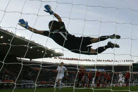 Germany's Nadine Angerer dives to save a shot during their UEFA women's Euro 2009 final soccer match in Helsinki September 10, 2009.(Xinhua/Reuters Photo)