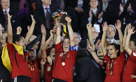 Germany's national soccer team captain Birgit Prinz (C) holds the trophy after winning their UEFA women's Euro 2009 final soccer match against England in Helsinki September 10, 2009.(Xinhua/Reuters Photo)