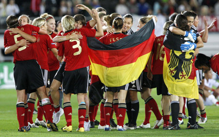 The German team celebrate after defeating England 6-2 in the UEFA women's Euro 2009 final soccer match in Helsinki September 10, 2009.(Xinhua/Reuters Photo)