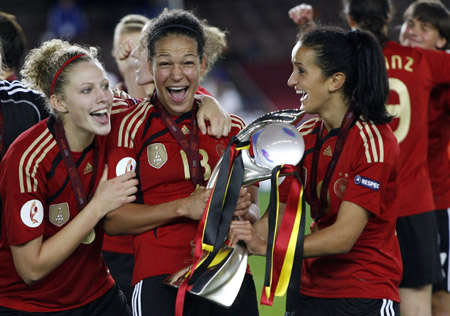 Germany's Kim Kulig (L), Celia Okoyino da Mbabi (C) and Fatmire Bajramaj celebrate with the trophy after winning their UEFA women's Euro 2009 final soccer match against England in Helsinki September 10, 2009.(Xinhua/Reuters Photo)