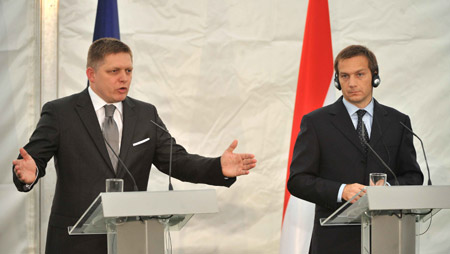 Hungarian Prime Minister Gordon Bajnai (R) listens as his Slovakian counterpart Robert Fico addresses during a joint press conference in Szecseny, Hungary, near the Slovakian border on Sept. 10, 2009. (Xinhua/Hungarian News Agency/Koszticsak Szilard) 