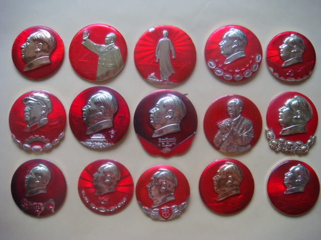 Badges of Chairman Mao, seen here as part of a fan’s collection, were worn by people in the 1970s.