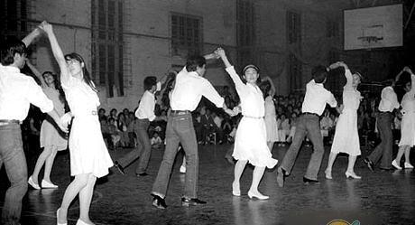 Social dance parties could be seen everywhere in the 1980s. Marriages of a Chinese with a foreigner sometimes took place in dancing halls as well.