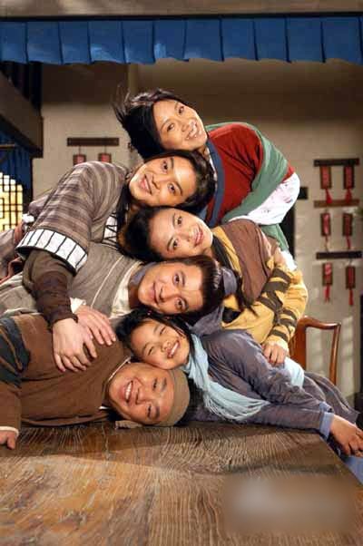 The TV comedy 'My Own Swordsman' mixed Chinese dialects, modern phrases, irony and reasonless humor and became one of the Chinese people's favorite programs in 2006. The screen writer was an internet novelist. Entertainment on the internet had come to real life.