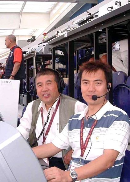 Former sports anchorman Huang Jianxiang (R) screamed 'You're not alone! You're not alone!” during the 2006 World Cup live broadcast. His words astonished and entertained the Chinese people that summer, and it wasn't long before sports programs began to carry an element of entertainment alongside their usual reports.