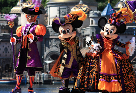 Mickey (C) and Minnie (R) perform during the inauguration of the Halloween celebrations in Tokyo Disneyland, Japan, Sept. 10, 2009. Tokyo Disneyland started the Halloween celebrations beforehand on Thursday, as Halloween falls on on Oct. 31. 