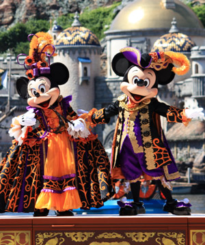 Mickey (R) and Minnie perform during the inauguration of the Halloween celebrations in Tokyo Disneyland, Japan, Sept. 10, 2009. 